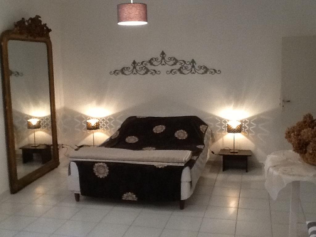 Le Presbytere Bed & Breakfast Rivesaltes Ruang foto