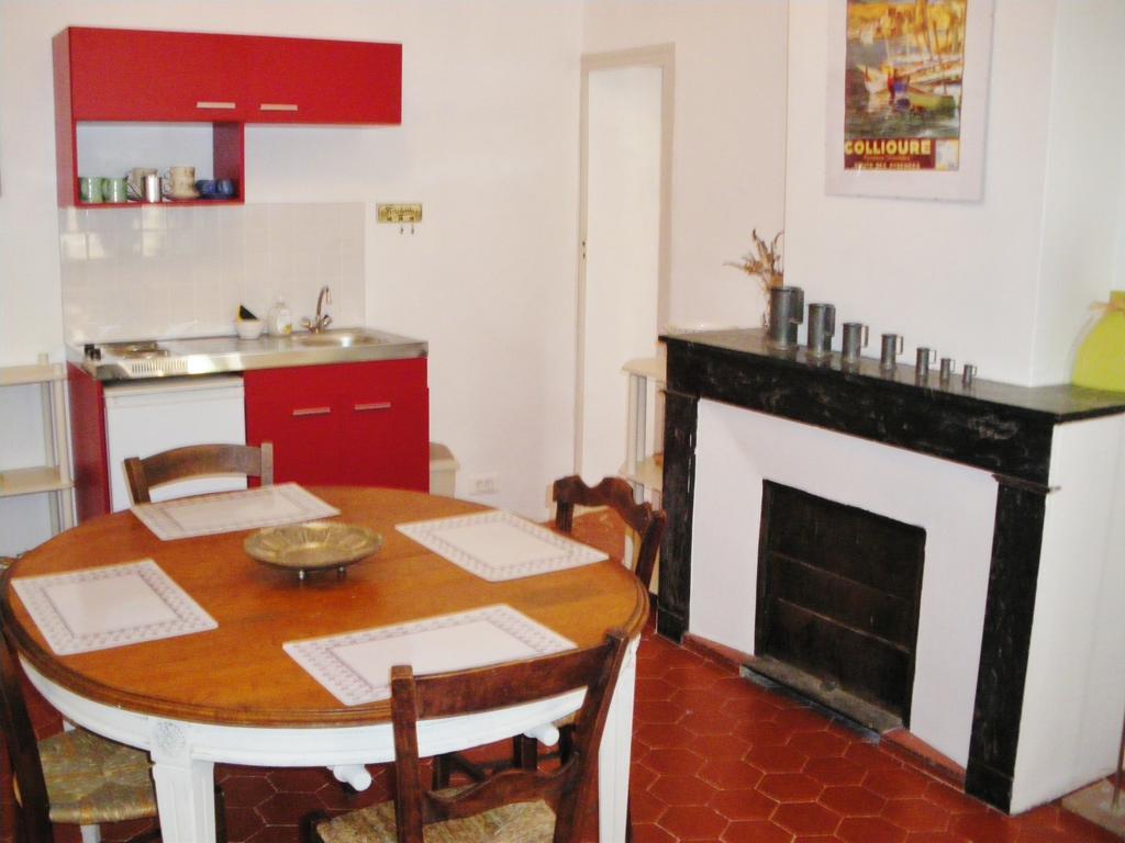 Le Presbytere Bed & Breakfast Rivesaltes Ruang foto